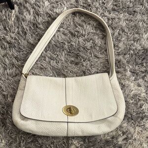 Elegant vintage  Coach Leather Shoulder Bag